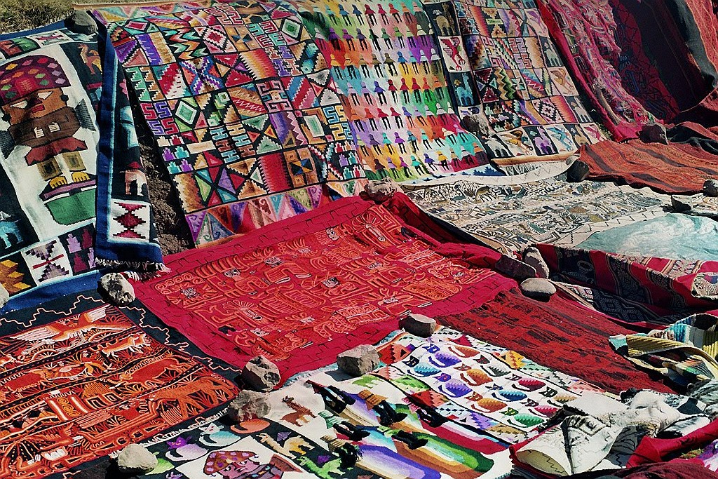 Gewebte Decken, Tambo Machay, bei Cuzco, Peru.JPG - 2006/08/F1/32A